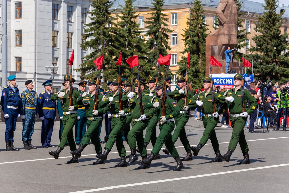 Отметили февраль. Парад Победы Киров 2021. Парад Победы в Кирове. День Победы Киров Театральная площадь. Парад Победы 2015 Киров.